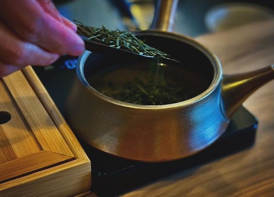 丁寧に一煎一煎お淹れします / Brewed with care, one cup at a time