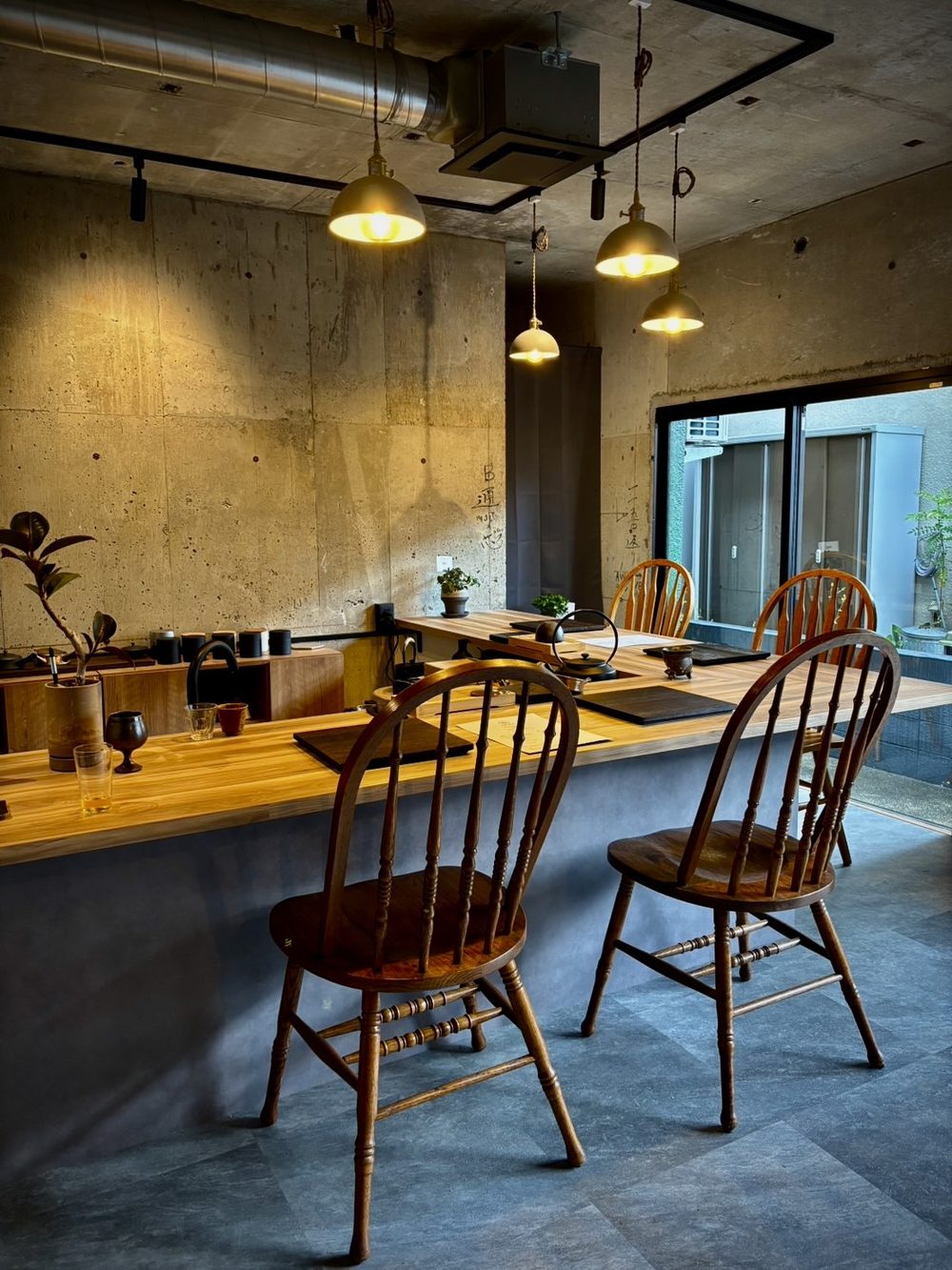コンクリートと木のぬくもりが調和する店内 / Concrete and wood harmonize in the interior